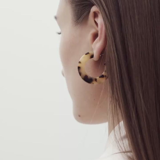 Kate Hoops in Blonde Tortoise on Model