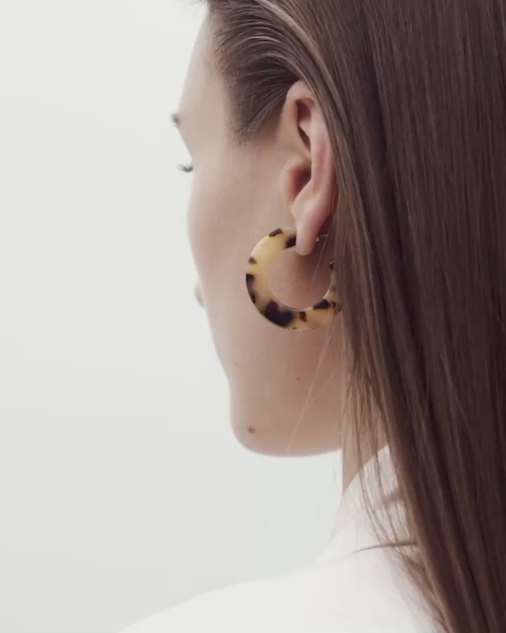 Kate Hoops in Blonde Tortoise on Model