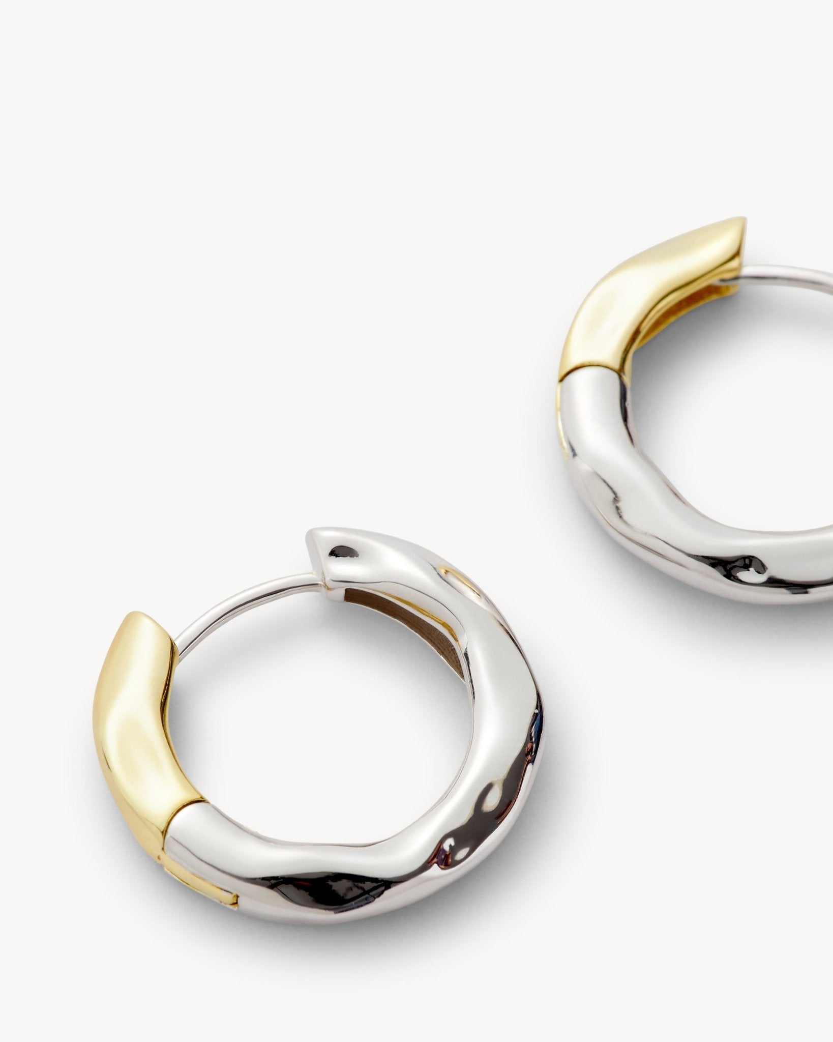 Baby Wavy Hinge Hoops in 3/4 Silver - MACHETE