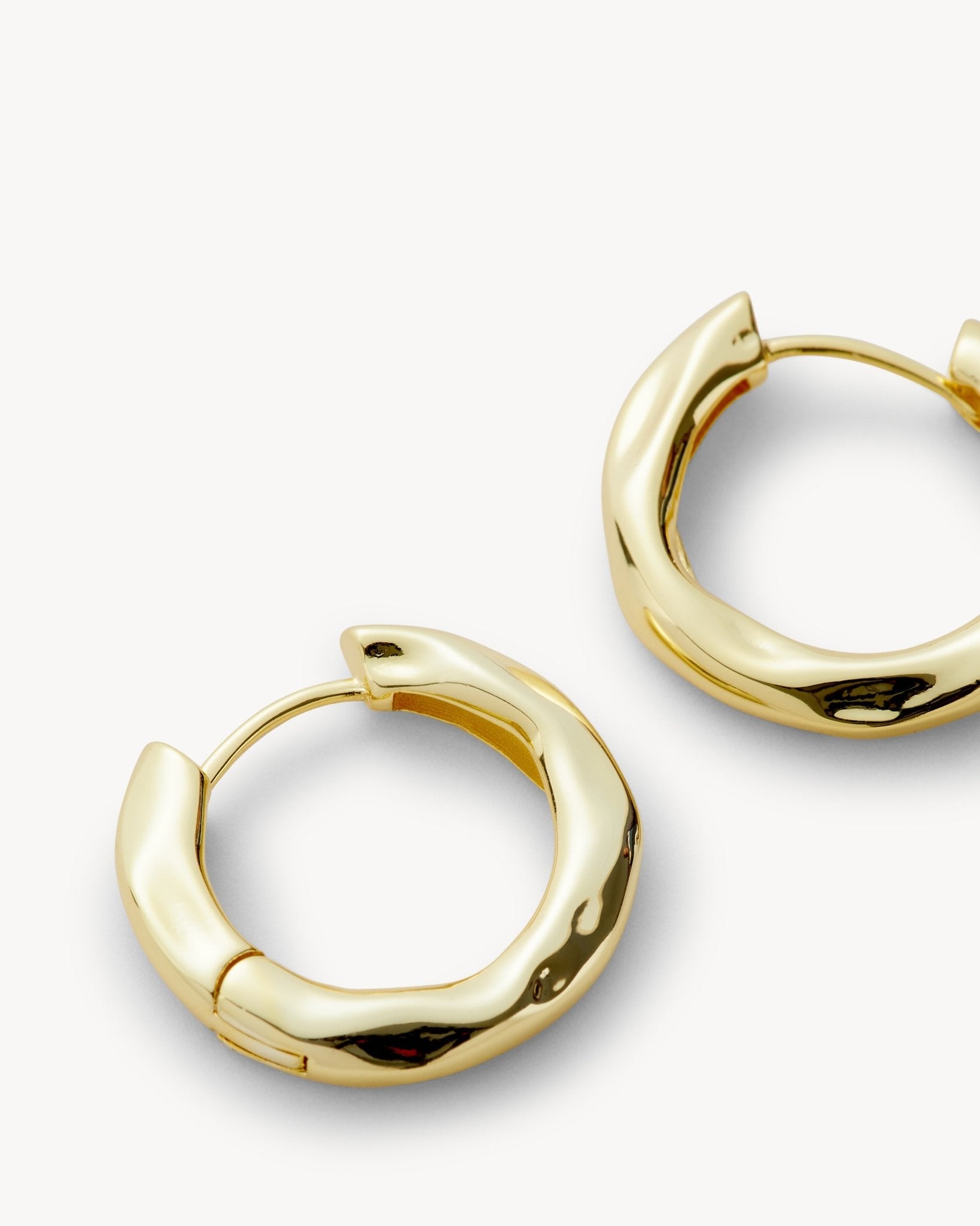 Baby Wavy Hinge Hoops in Gold - MACHETE