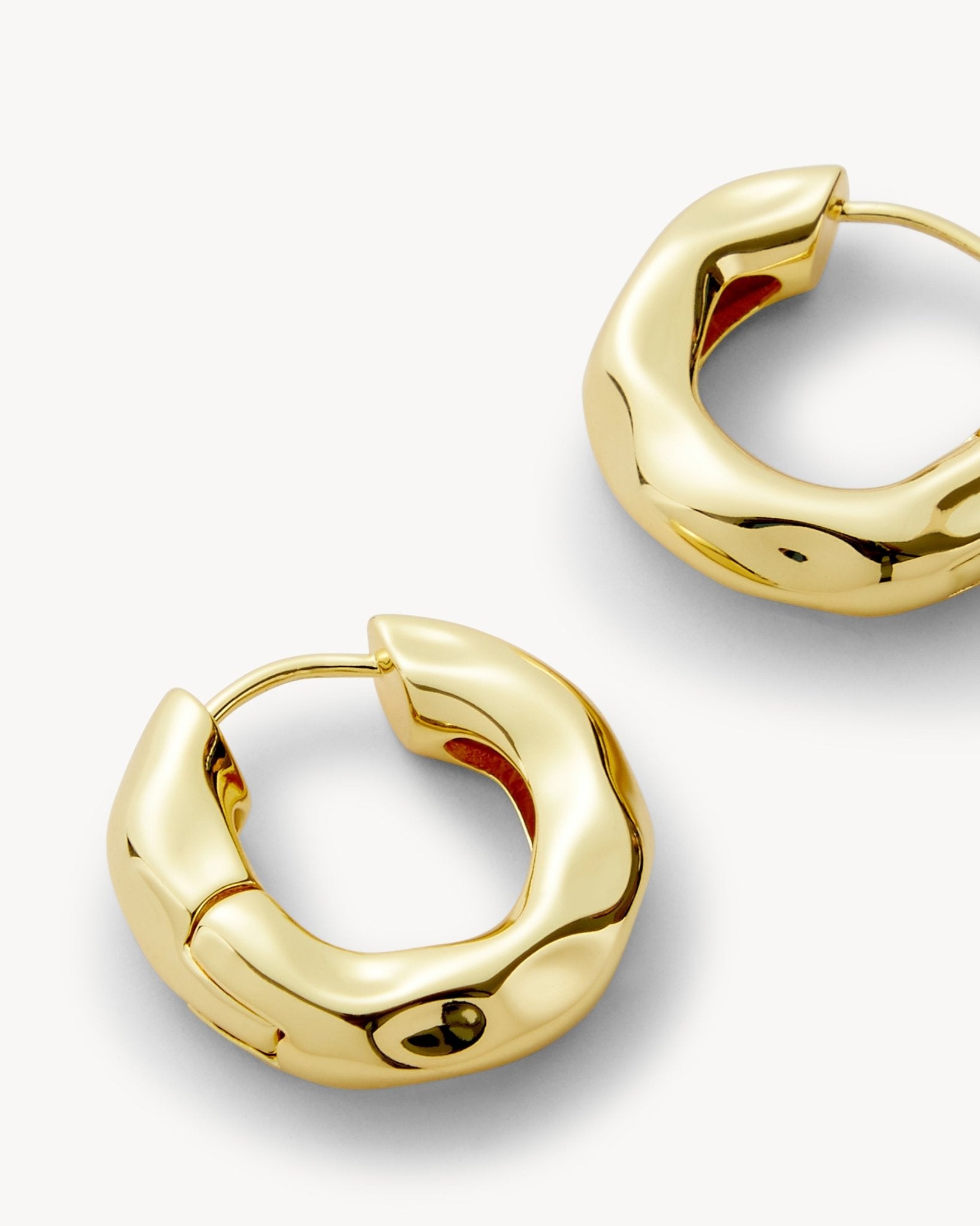 Wavy Chunky Hoops in Gold - MACHETE